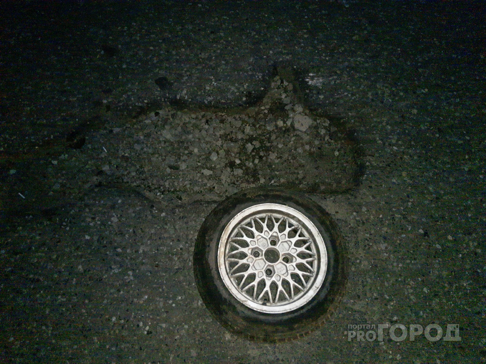 «Влетел в яму, и попал на деньги»: водитель из Йошкар-Олы помял дорогой диск на дороге