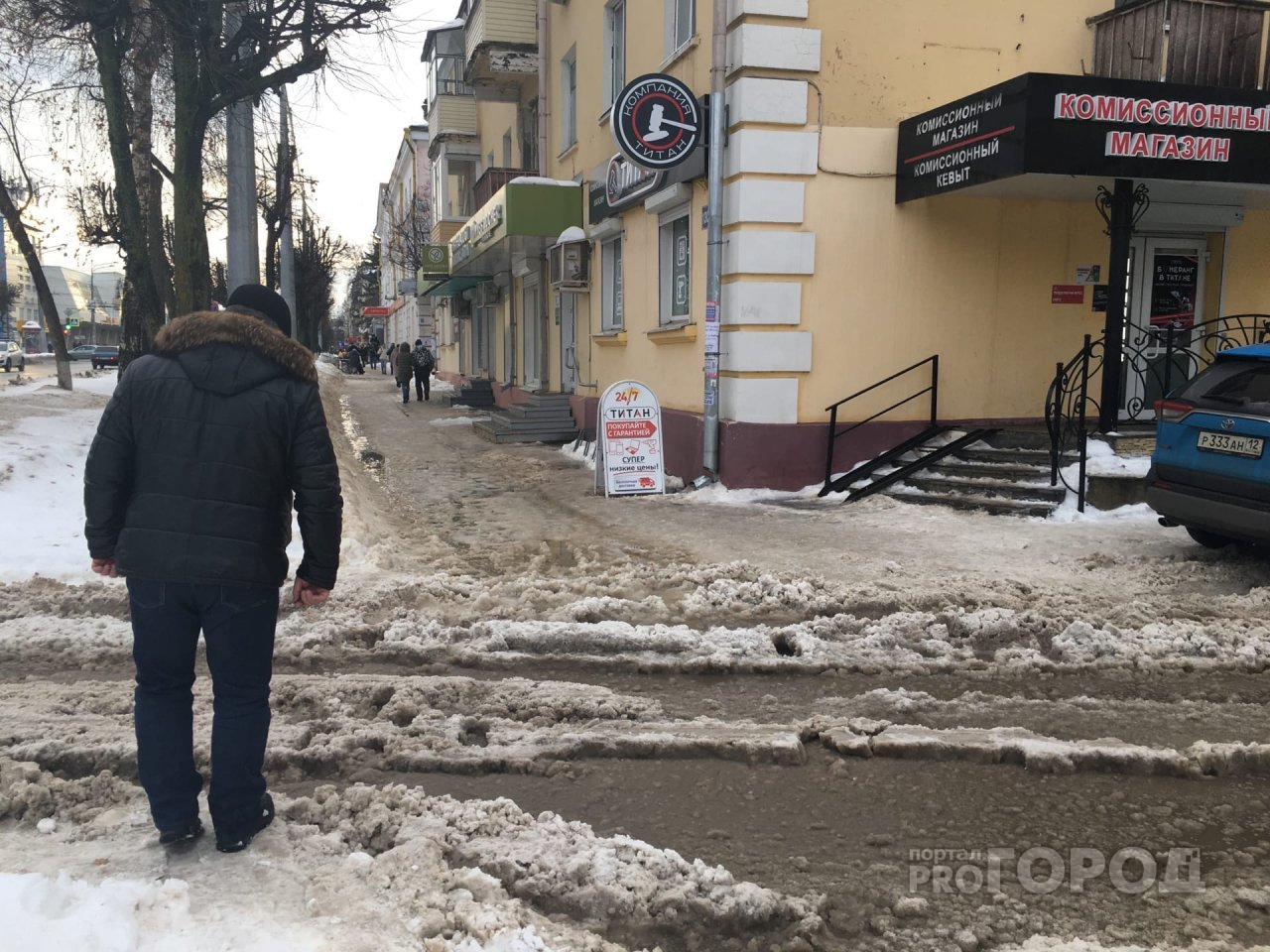 В Йошкар-Оле дорога превратилась в "снежную кашу с тонной воды"