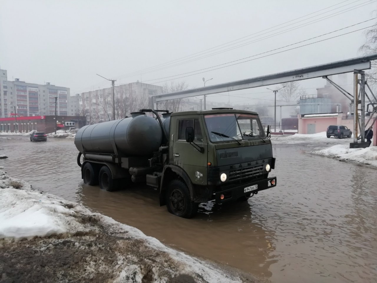 В Йошкар-Оле с улицы Чернякова откачали талые воды