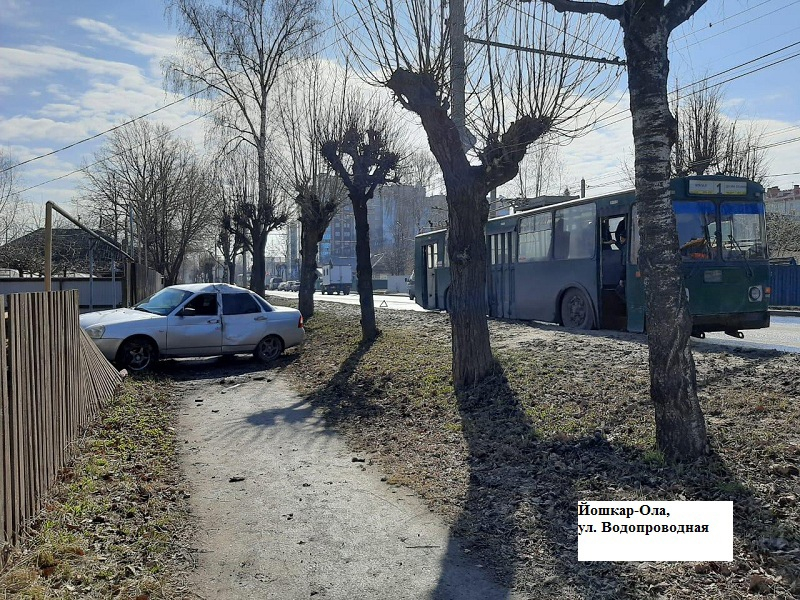В Йошкар-Оле автоледи за рулем Приоры врезалась в троллейбус и улетела в забор