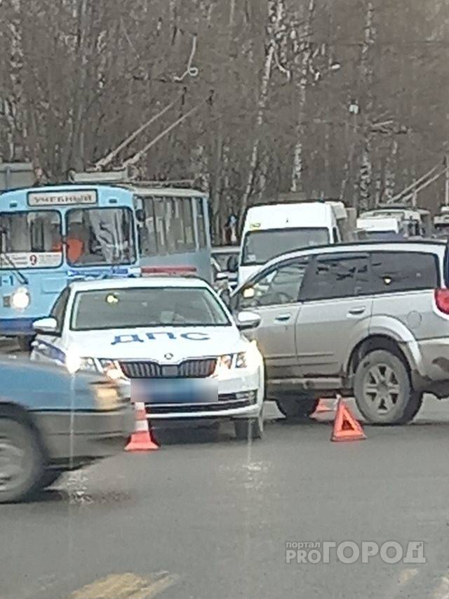 В Йошкар-Оле столкнулись иномарка и авто ГИБДД
