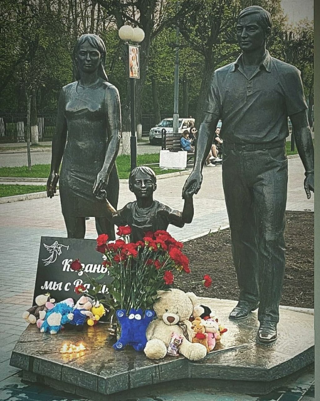 «Казань, мы с вами»: в Йошкар-Оле появился еще один мемориал погибшим во время стрельбы в школе