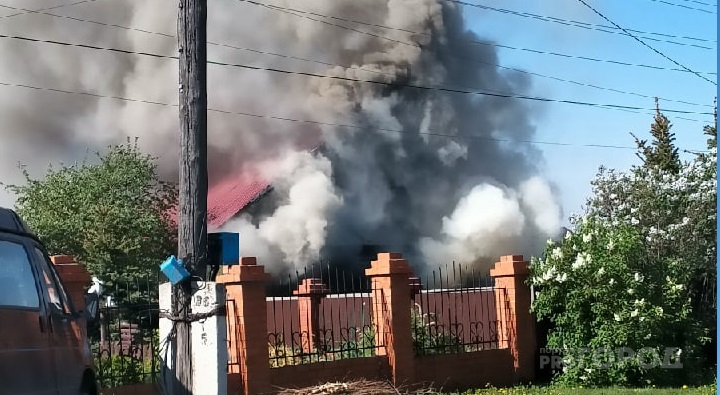 «Все окутало густым дымом»: в Семеновке горит частный дом
