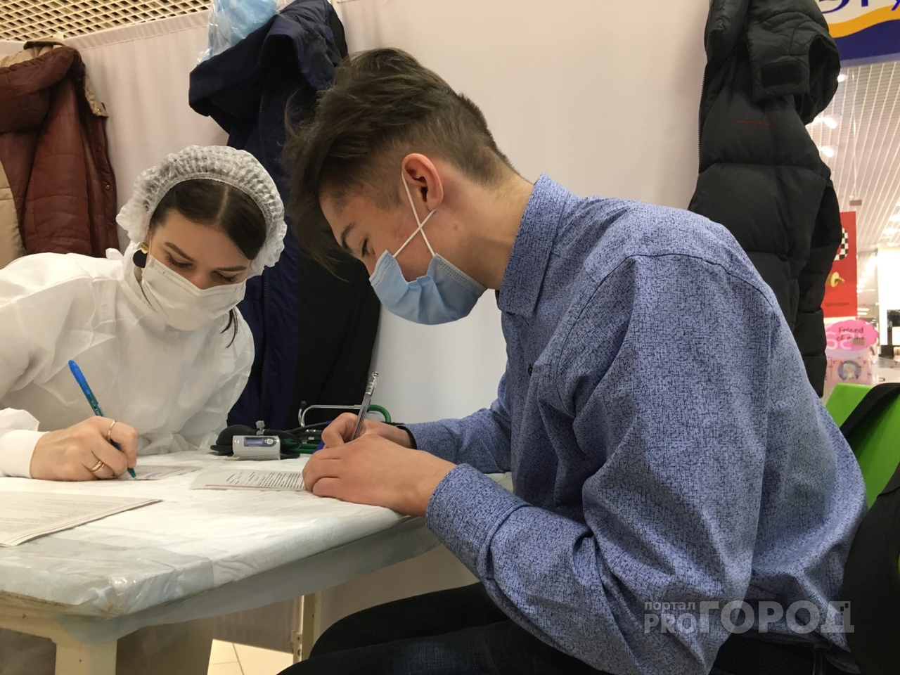Обязательную вакцинацию от COVID-19 не поддержало больше половины россиян
