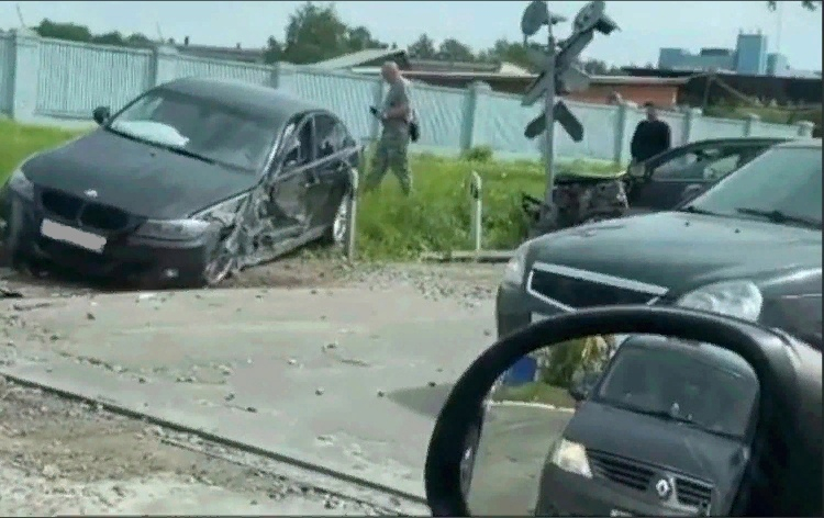 В Йошкар-Оле на железнодорожном переезде столкнулись две иномарки