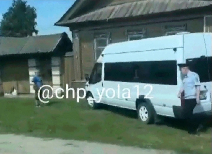 В пригороде Йошкар-Олы водитель маршрутки врезался в дом