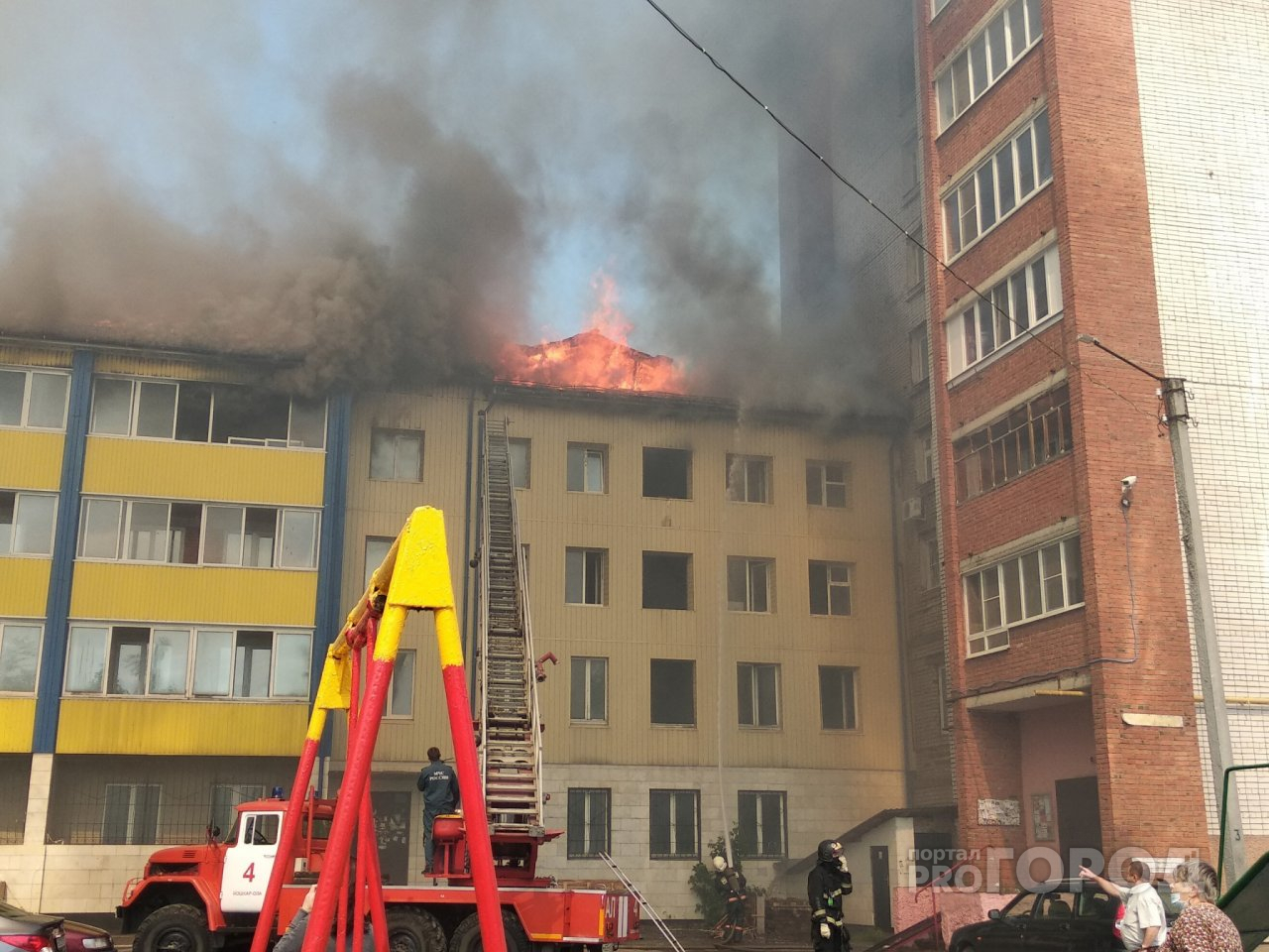 В центре Йошкар-Олы на Пролетарской полыхает здание: жильцов эвакуировали, огонь перебросился на квартиру