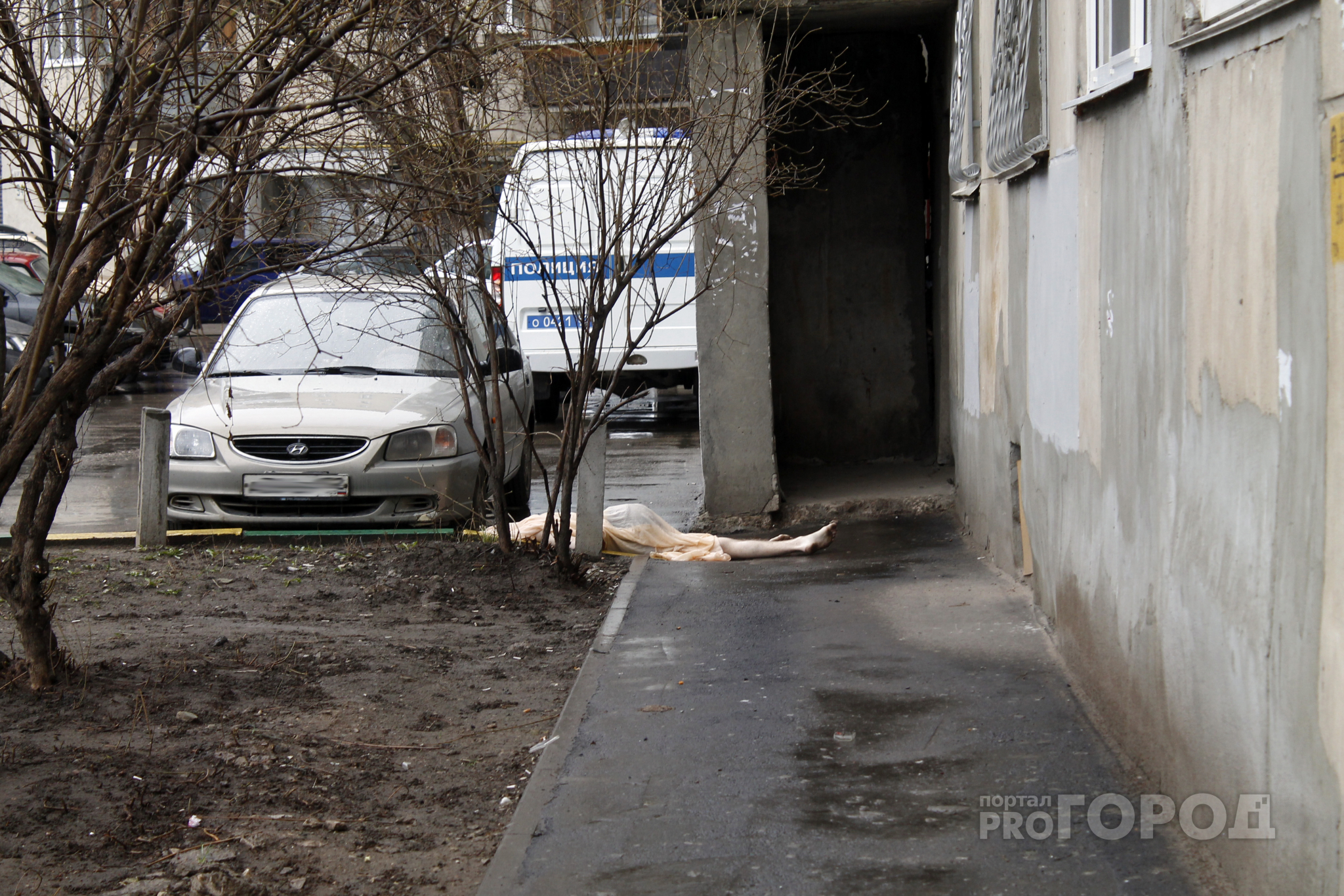 На Суворова из окна многоэтажки выпала 19-летняя йошкаролинка