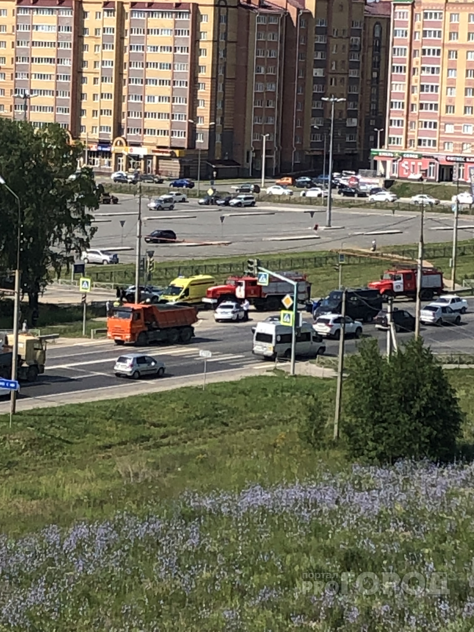 В Медведево у «Ленты» легковушка влетела в иномарку: на месте работали пожарные и медики