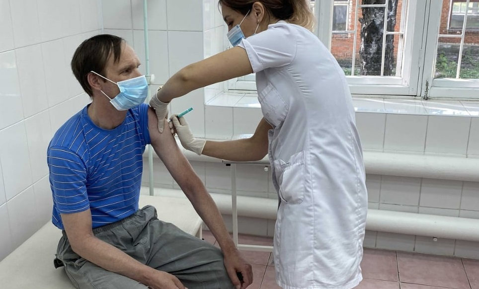 Сотрудники "Троллейбусного транспорта" вакцинировались от коронавируса