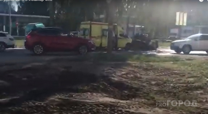 В сети появилось видео с ДТП на дороге Йошкар-Олы, в котором перевернулась машина такси