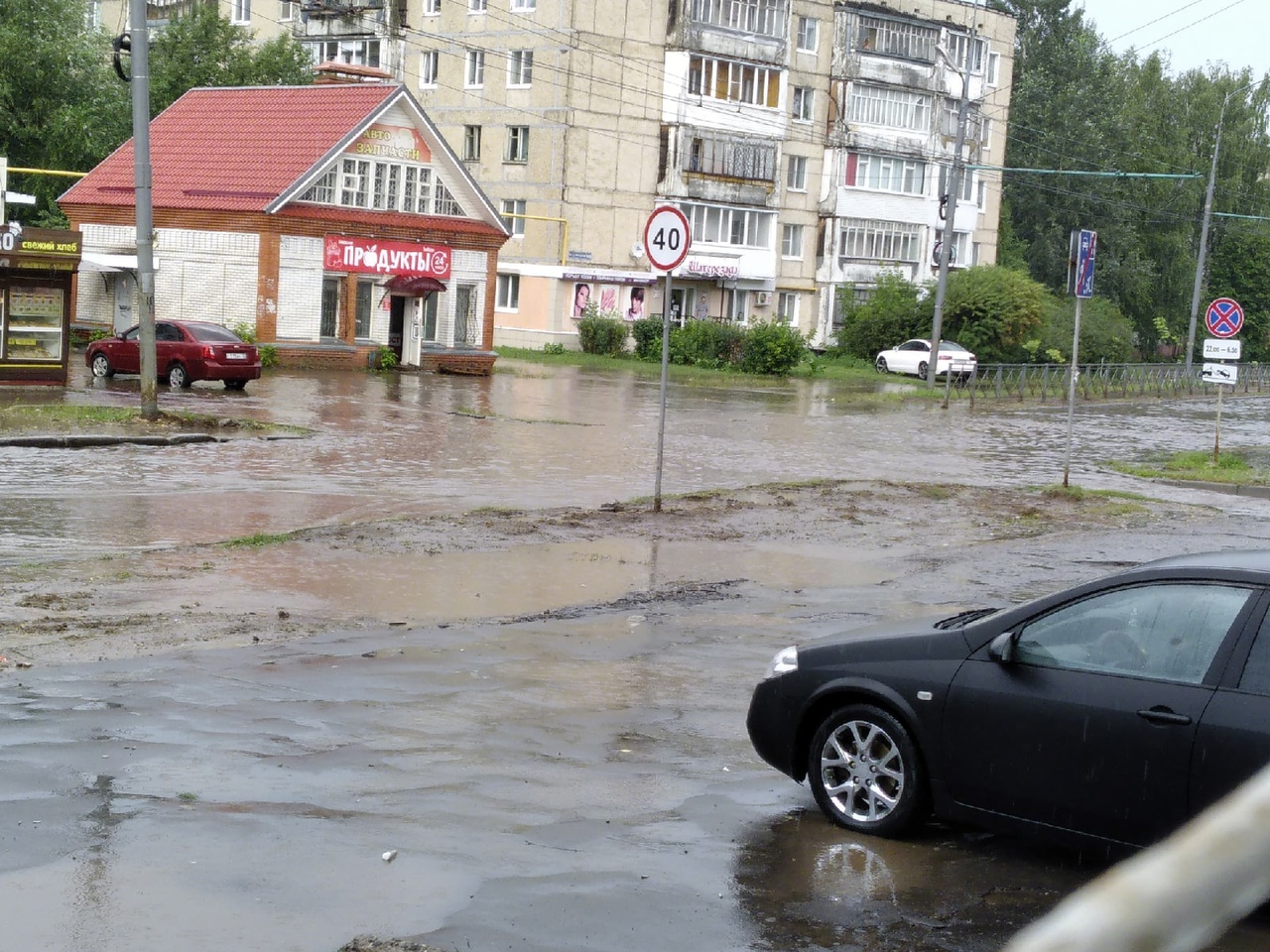 «Есть новые ливневки, но от потопов не спасают»: йошкаролинцы недовольны лужами на Подольских Курсантов