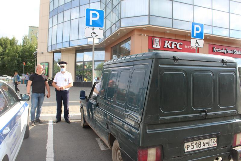 Сотрудники ГИБДД проверили парковки для инвалидов в Йошкар-Оле