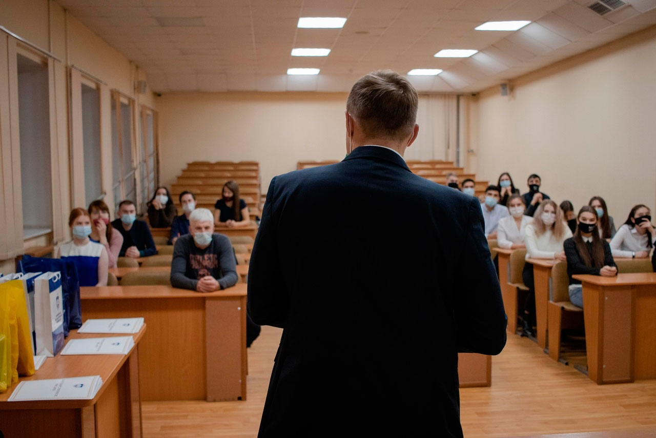 Непривитых российских студентов могут перевести на «удалёнку»