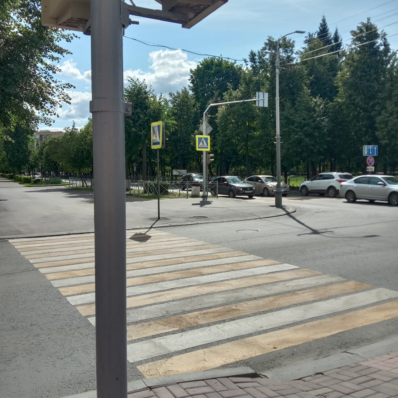 «Даже светофор невидно»: жители Йошкар-олы жалуются на расстановку дорожных знаков на улице Советская