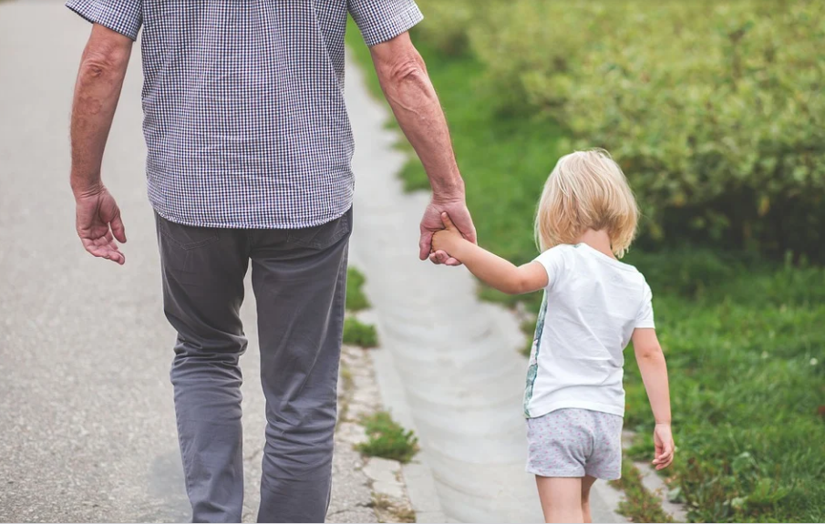 «Хотела привлечь внимание к себе»: 9-летняя девочка выпрыгнула из окна во время ссоры родителей