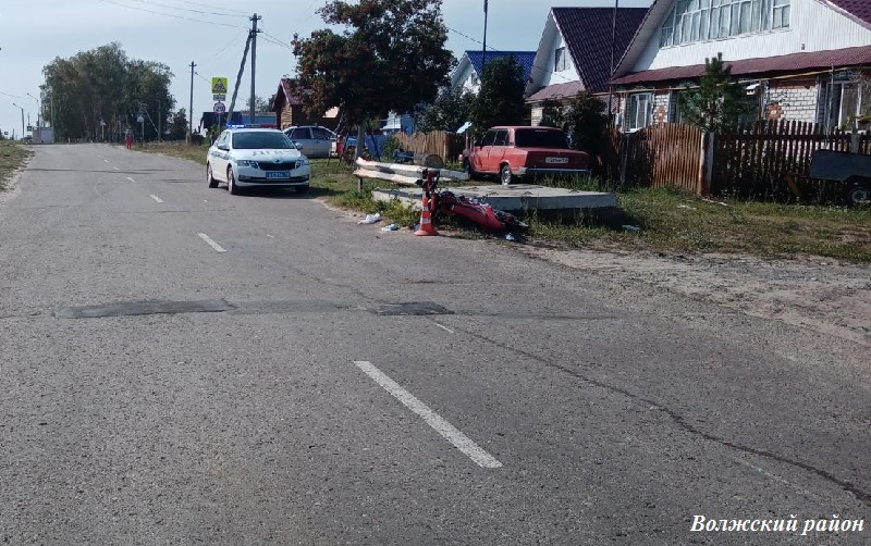 В Волжском районе водитель мопеда влетел в отбойник
