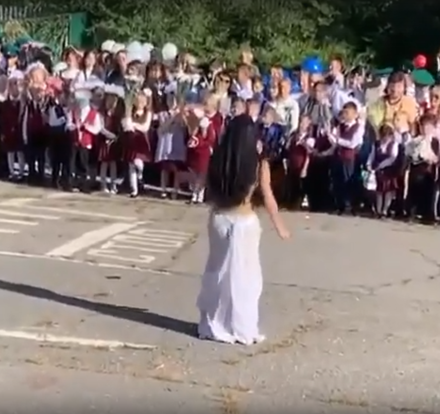«Изображала птицу счастья»: Российская учительница исполнила танец живота перед первоклассниками