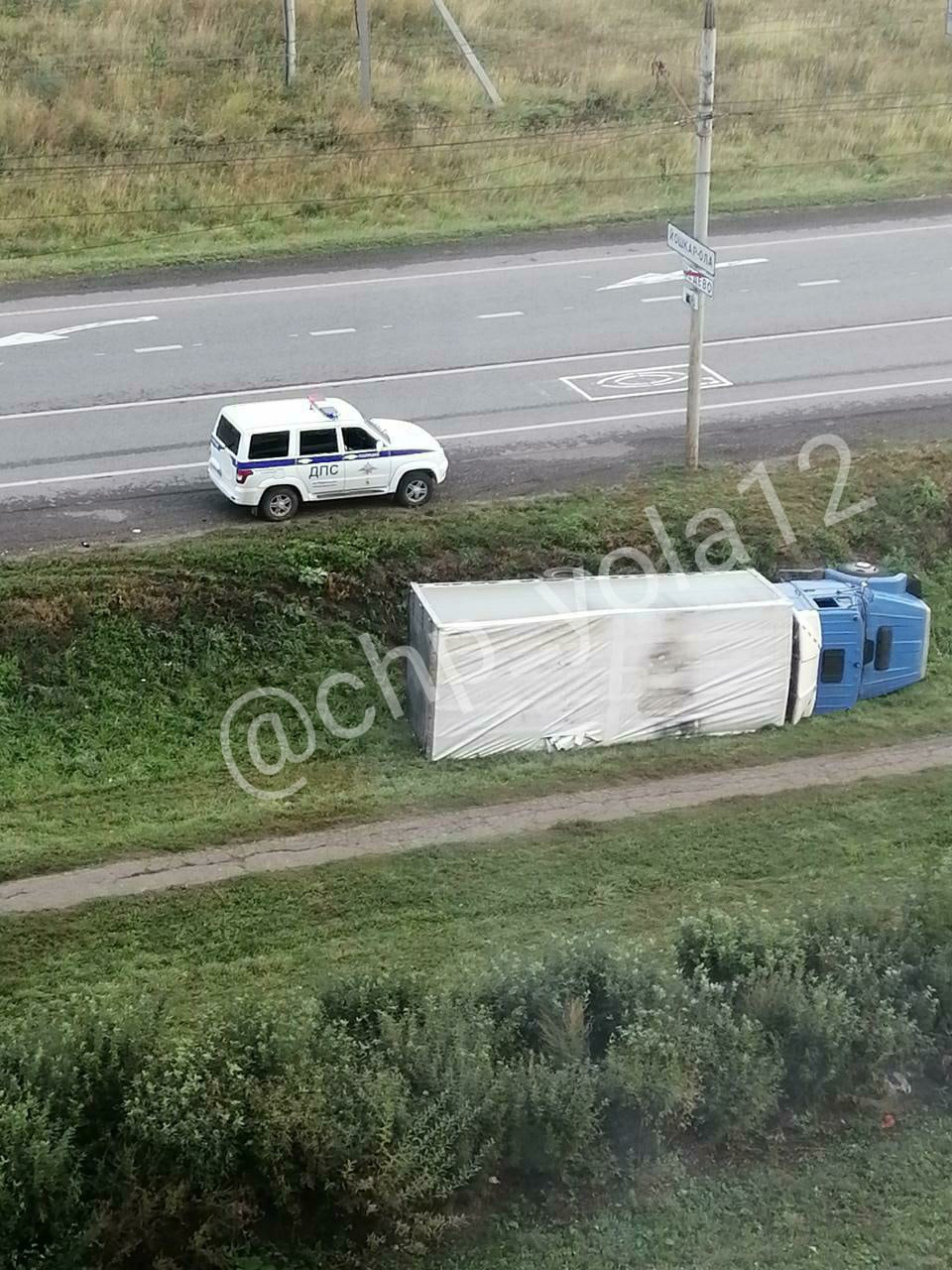 «Устал немножечко»: в пригороде Йошкар-Олы грузовик очутился в кювете