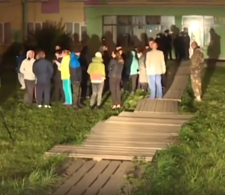 Россияне устроили «митинг» с требованием выселить мигрантов из общежития