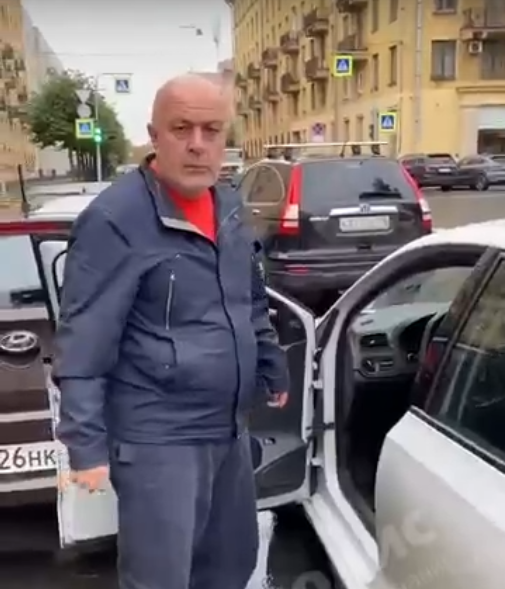 «Ударил и плюнул в ее сторону»: Таксист разозлился на женщину-инвалида за опоздание