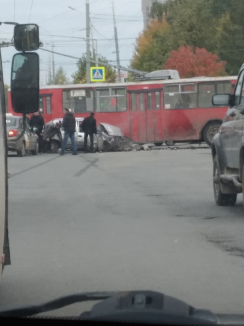 На улице Петрова произошло серьезное столкновение иномарки и троллейбуса