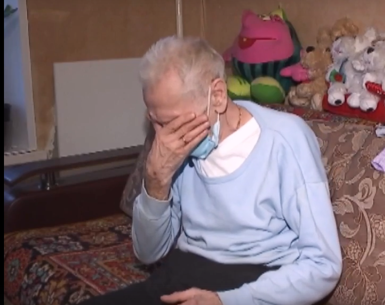«Сейчас что 90-е?»: в одном из городов России группа людей вломилась в квартиру к пенсионеру