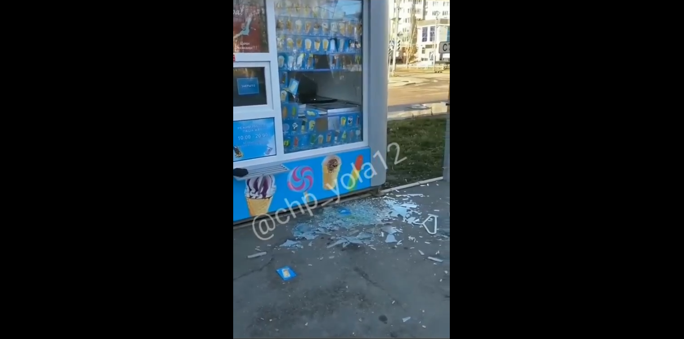 «Разбил витрину и залез внутрь»: в Йошкар-Оле неизвестный обокрал ларек с мороженкой