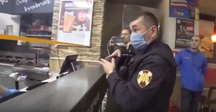«А так тоже бывает?»: в Татарстане росгвардеец защитил людей без QR-кода