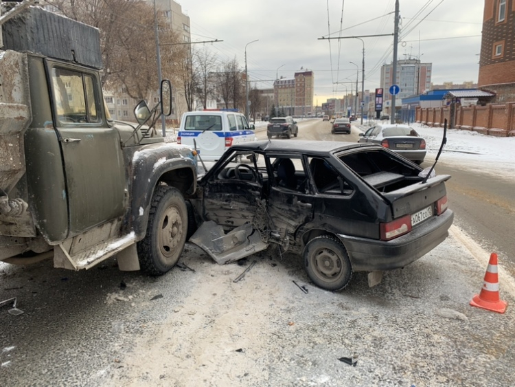 Рано утром на Суворова в Йошкар-Оле произошло массовое ДТП с маршруткой