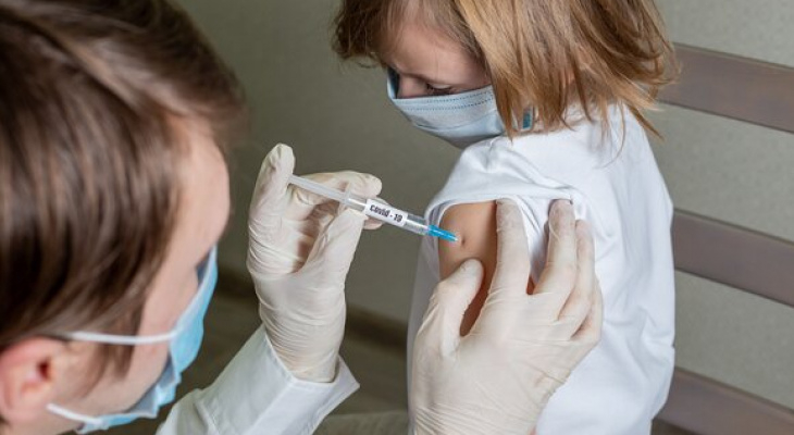 «Теперь и для детей»: через три недели в России введут в оборот вакцину для подростков