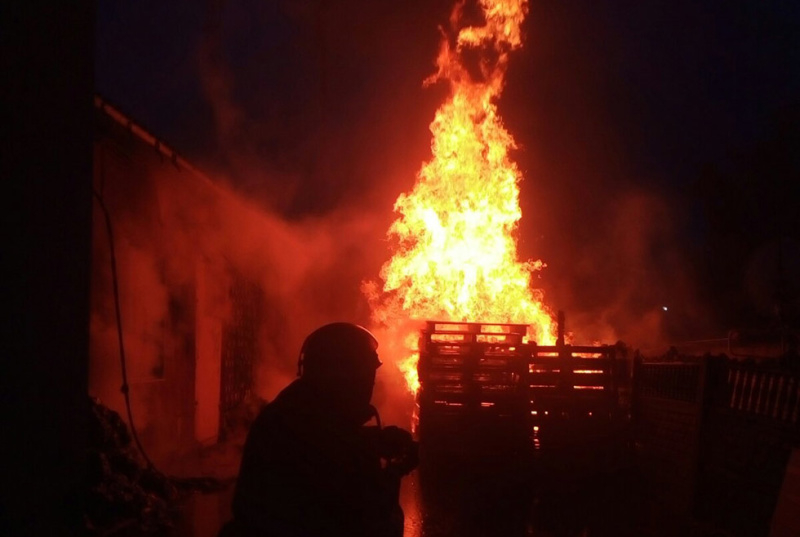 В Марий Эл 12 огнеборцев тушили пожар в селе Исменцы