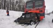 Столкновения избежать не удалось: в Рязанской области электричка протаранила легковушку
