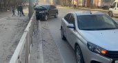 В Йошкар-Оле внедорожник столкнулся с легковушкой и протаранил ограждение