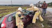 Спасатели Марий Эл вытаскивали мужчину из поврежденной в ДТП машины