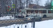 Троллейбус врезался в легковушку на перекрестке в Йошкар-Оле