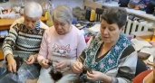 Напевая народные песни, бабушки из Марий Эл вяжут носки для мобилизованных