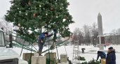 Новый год прошел: елку в парке Победы Йошкар-Олы убирают с площади