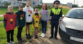 В Марий Эл дети вместе с автоинспекторами раздают георгиевские ленточки