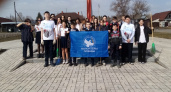 В Марий Эл ученики школы организовали уборку памятников накануне Дня Победы   