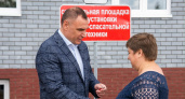 В Волжскую новостройку въедут переселенцы и дети-сироты: Юрий Зайцев вручил ключи от квартир