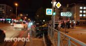Две иномарки столкнулись в Йошкар-Оле и вылетели на тротуар