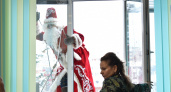 Дед Мороз спустился в окно к пациентам детской больницы в Йошкар-Оле