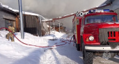 41 человек и пожарный поезд тушат полыхающий мебельный цех в Суслонгере