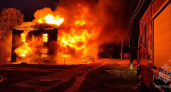 Расселенный дом подожгли в Волжске: спасти здание не удалось
