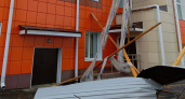 Появилось видео, как ветер сорвал крышу со школы в Килемарах