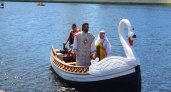Белый лебедь привез Петра и Февронию на Патриаршую площадь в Йошкар-Оле