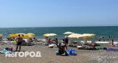 Купаться невозможно, мы все сидим на берегу: Черное море преподнесло неожиданный сюрприз отдыхающим