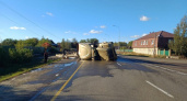 В Оршанском районе водитель не совладал с грузовиком с бревнами и перевернулся