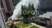 Фонтан воды в несколько метров забил в йошкар-олинском дворе